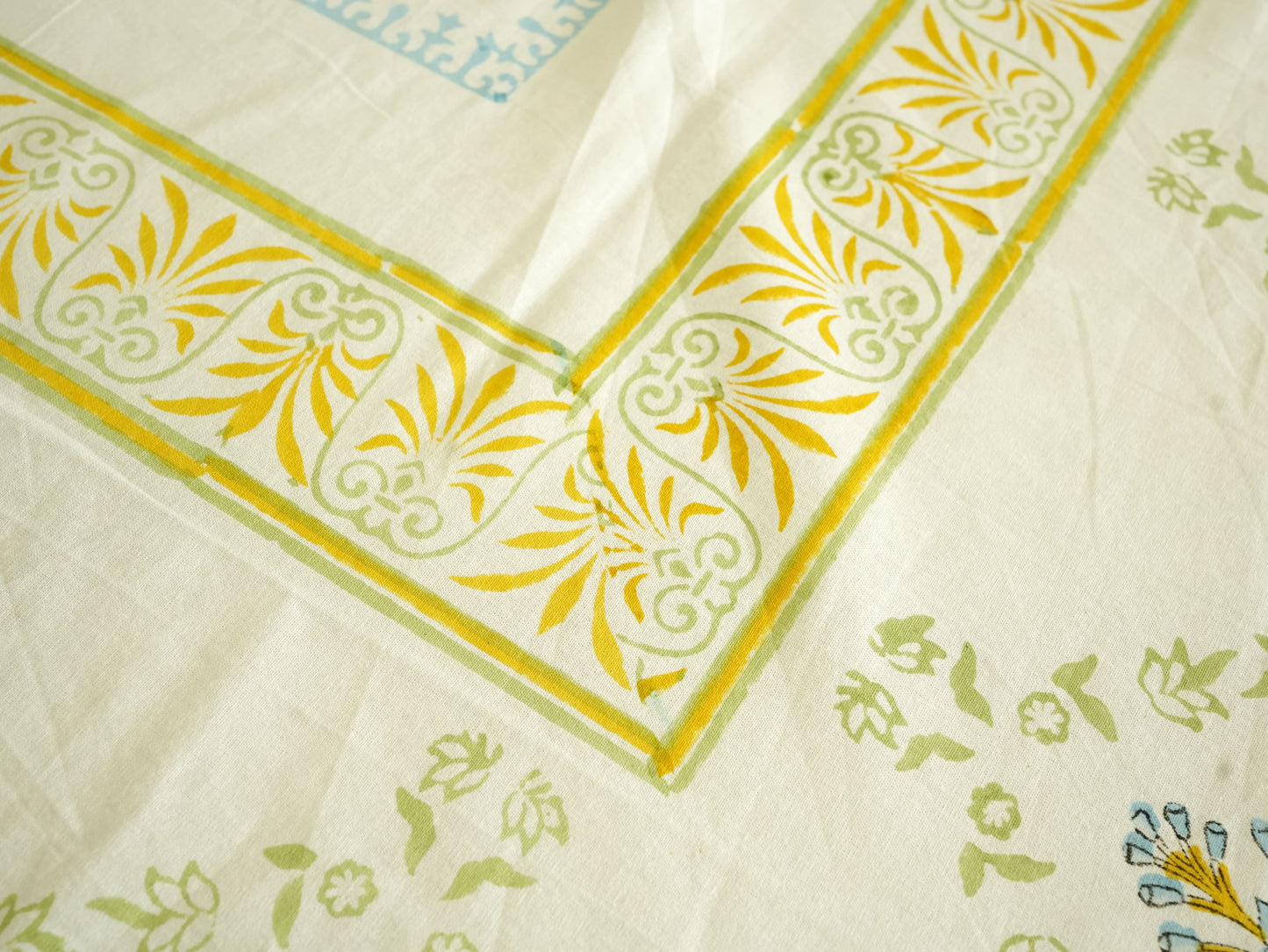 Sunshine Glow: Vibrant Yellow Table Cover
