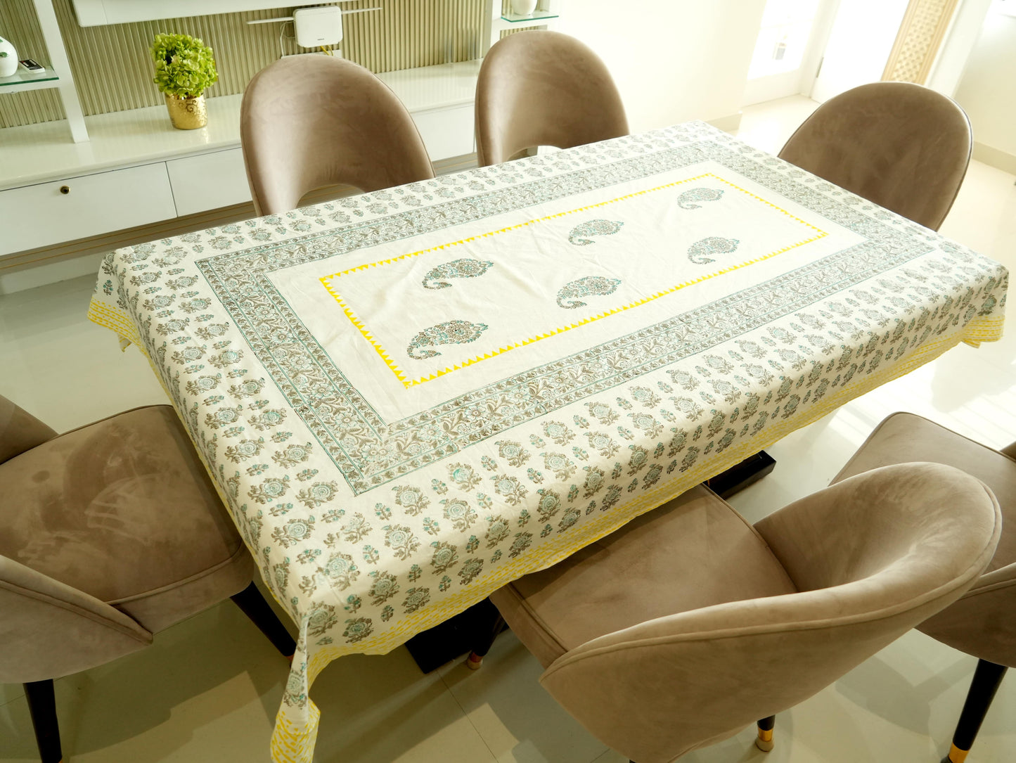 Sunshine Elegance: Radiant Yellow Table Cover for Vibrant Dining Experiences