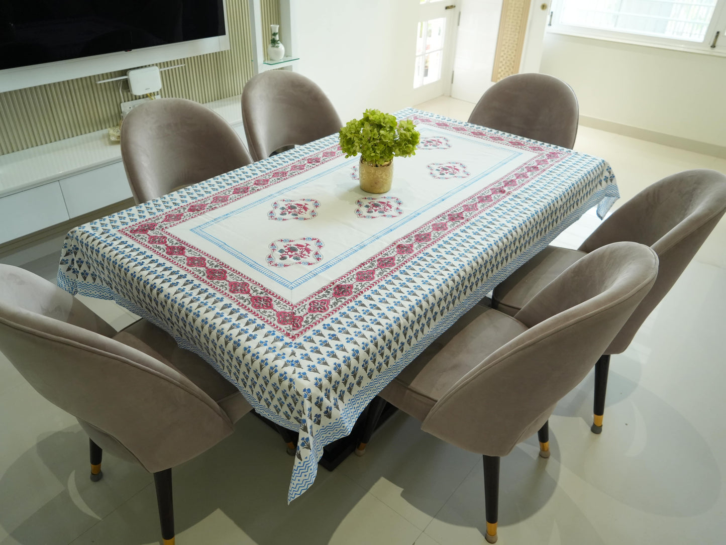 Festive Dining Table Decor in Pink and Blue