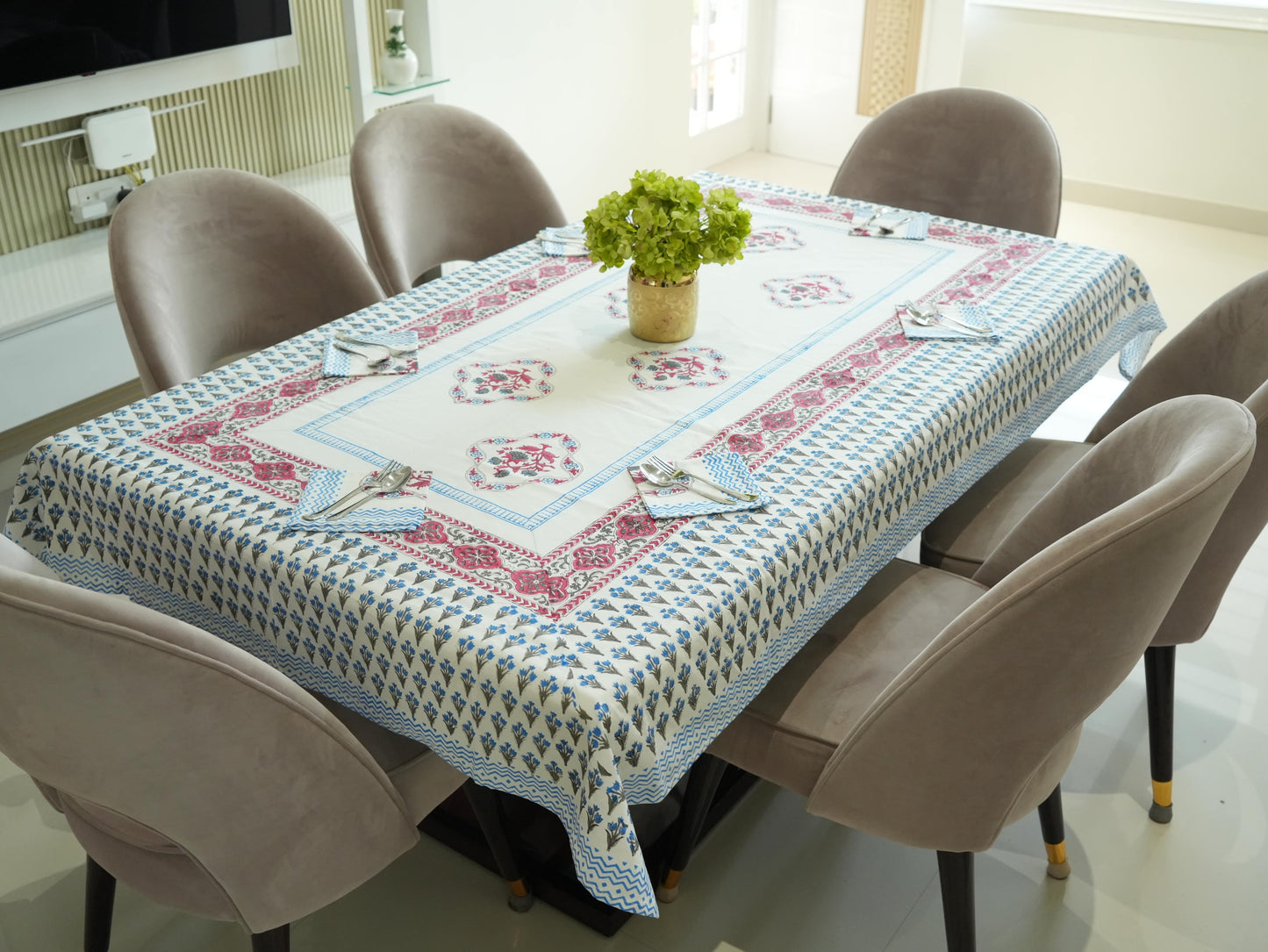 Festive Dining Table Decor in Pink and Blue