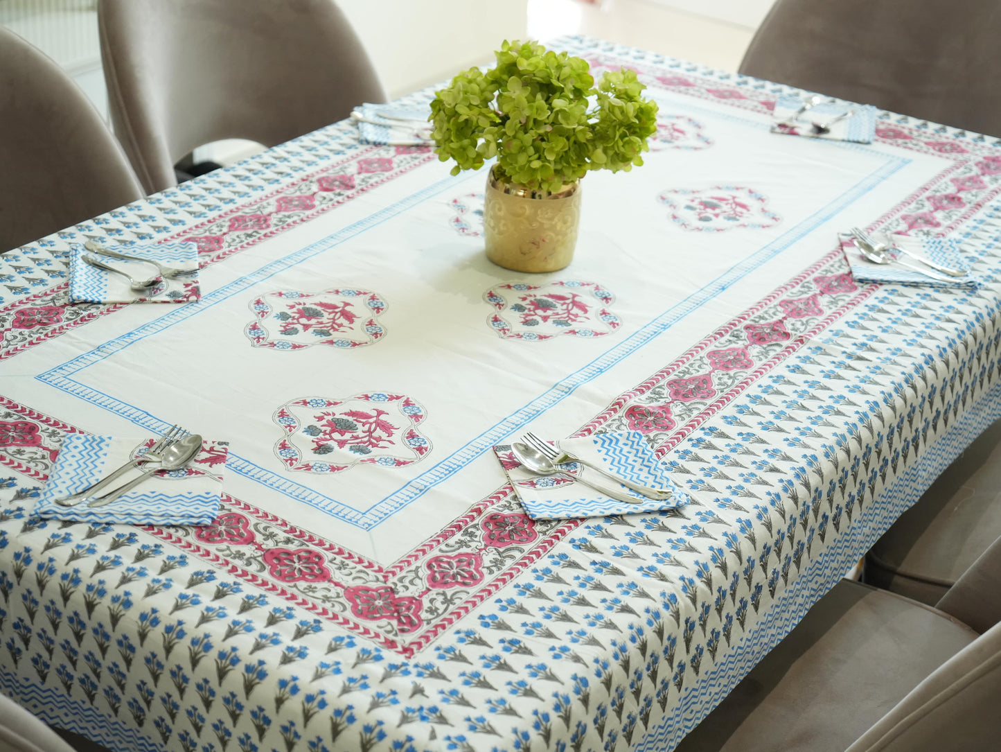 Festive Dining Table Decor in Pink and Blue