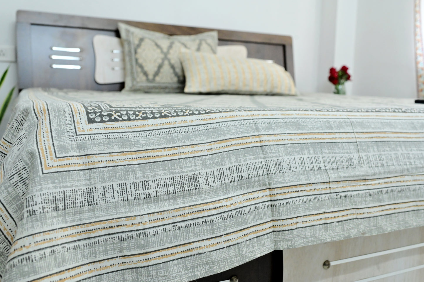 Grey Jaal Design Double Bed Screen Print Bedsheet