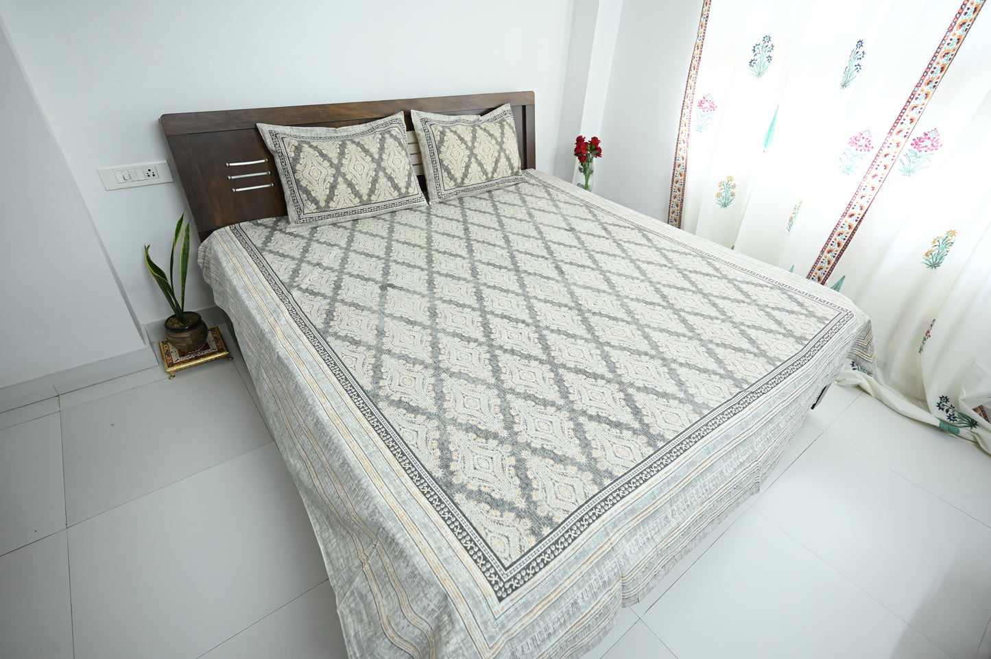 Grey Jaal Design Double Bed Screen Print Bedsheet