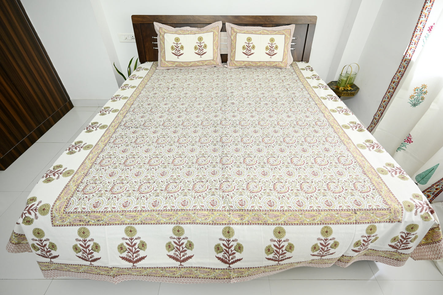 Pink City Charm Prints Double Bed Screen Print Bedsheet