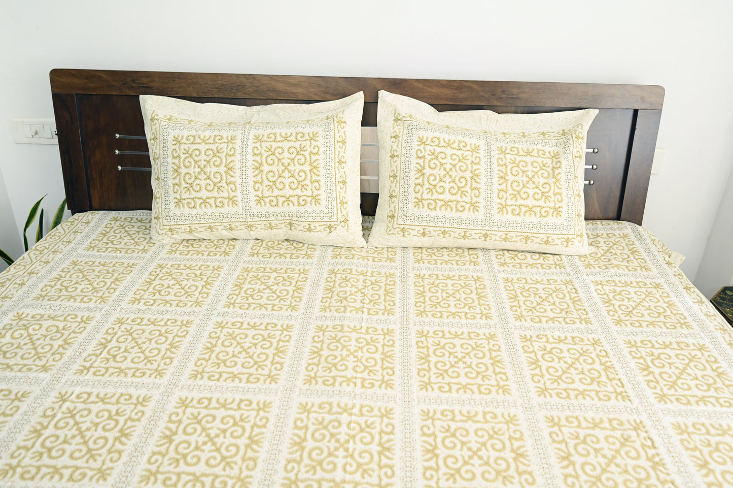 Amber Petals Prints Double Bed Screen Print Bedsheet