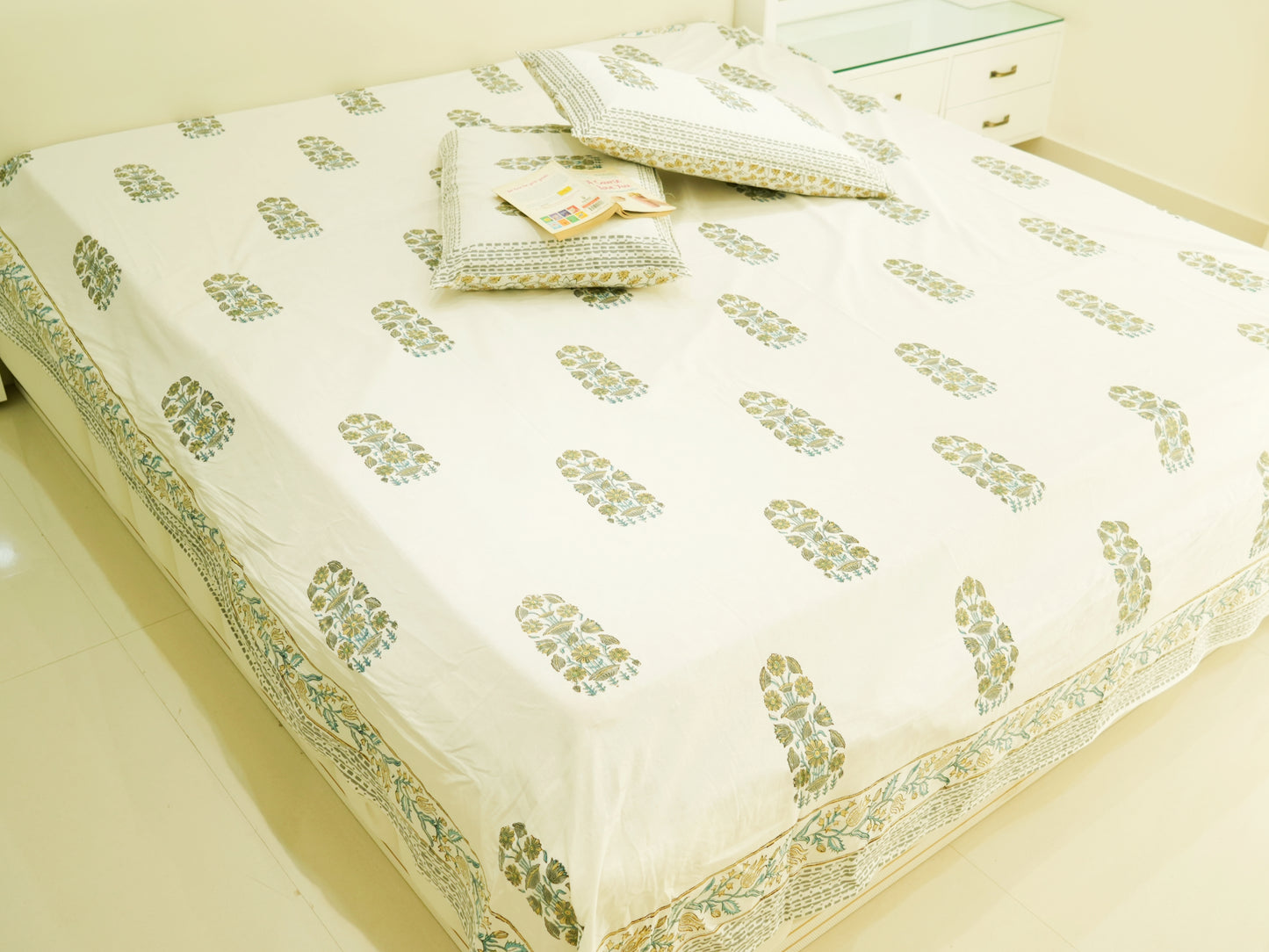 Block Print Bonanza Double Bed King Size Bedsheet with 2 Pillow Covers