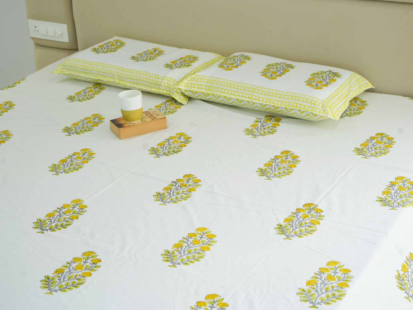 Daisy Dreams Double Bed King Size Bedsheet with 2 Pillow Covers