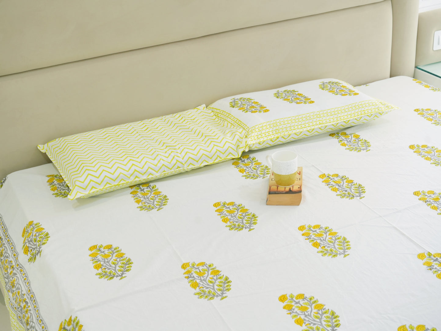 Daisy Dreams Double Bed King Size Bedsheet with 2 Pillow Covers