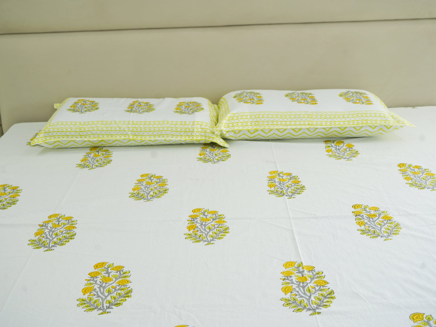 Daisy Dreams Double Bed King Size Bedsheet with 2 Pillow Covers