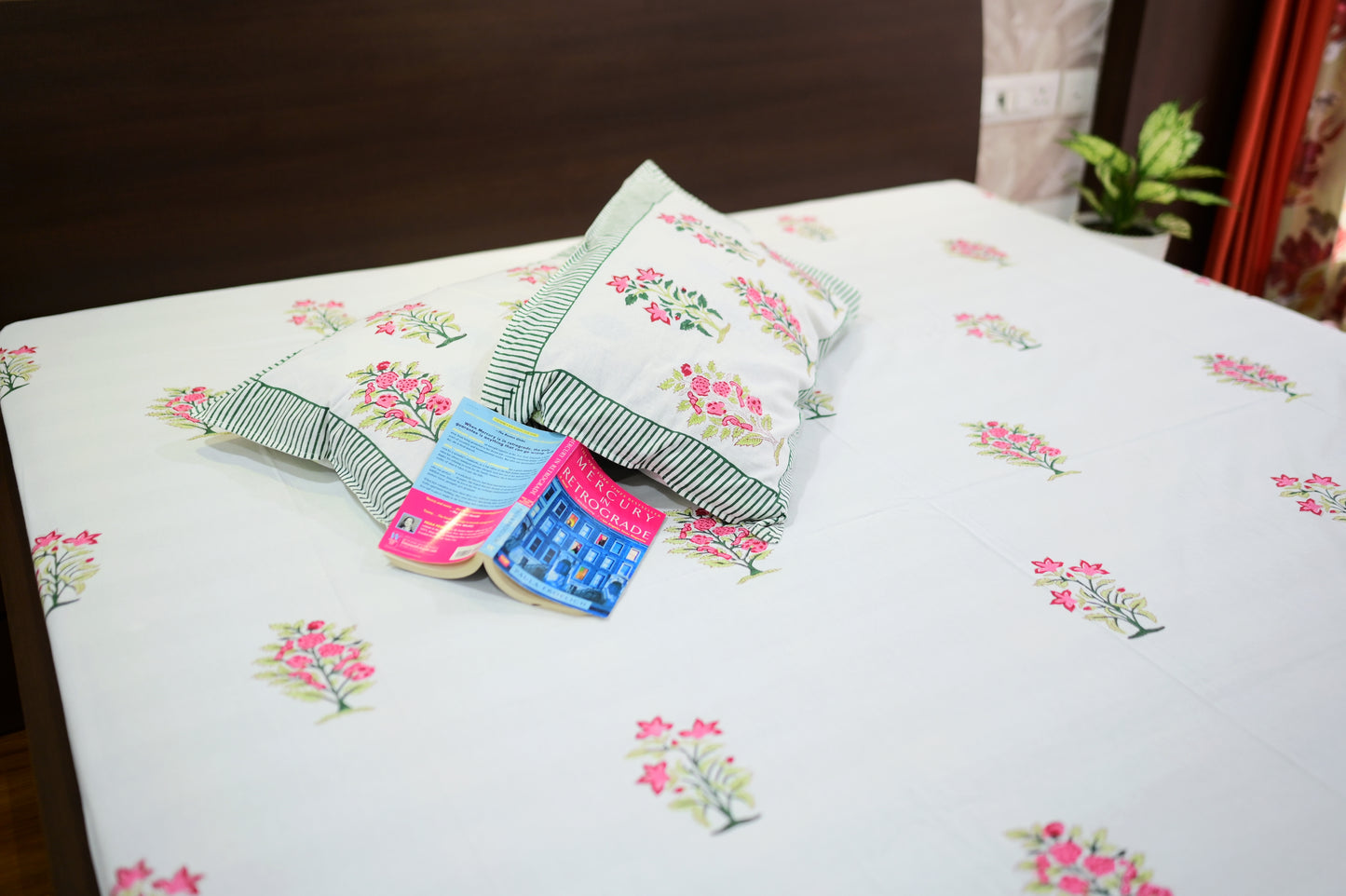 Tropical Tulips Double Bed King Size Bedsheet with 2 Pillow Covers